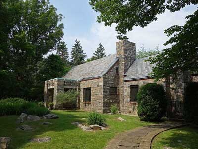 Bears Den Lodge and Hostel