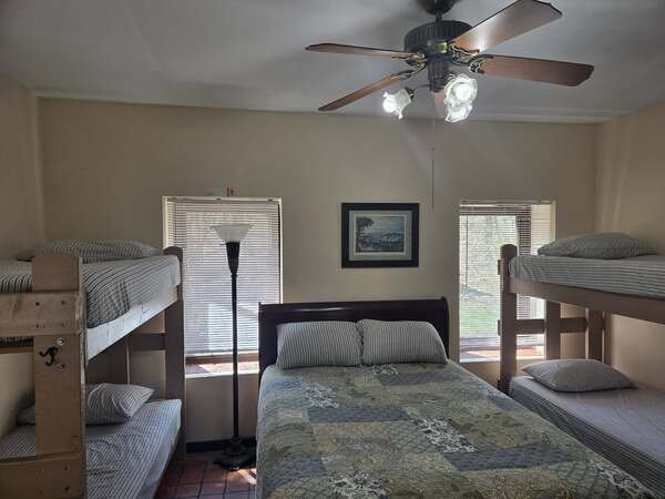 Bears Den Lodge and Hostel