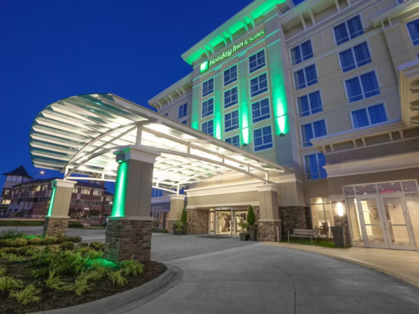 Holiday Inn Hotel & Suites East Peoria and Johnny's Italian Steakhouse