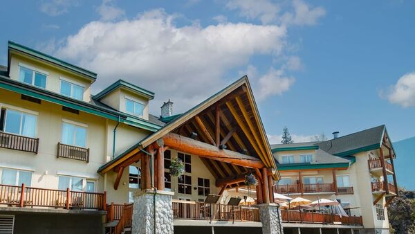 The Hillcrest Hotel, A Coast Resort