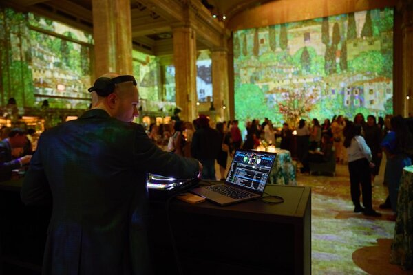 DJ B.MILLS