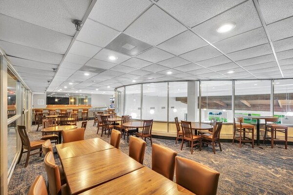 Eastlake Suites Hotel & Conference Center By OYO Urbana