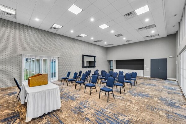 Eastlake Suites Hotel & Conference Center By OYO Urbana