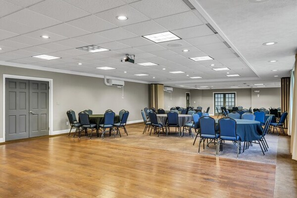 Eastlake Suites Hotel & Conference Center By OYO Urbana