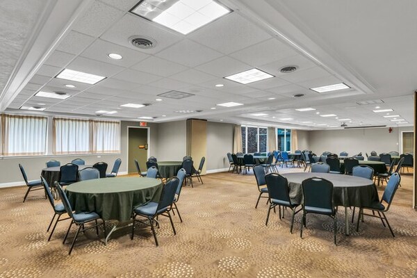 Eastlake Suites Hotel & Conference Center By OYO Urbana