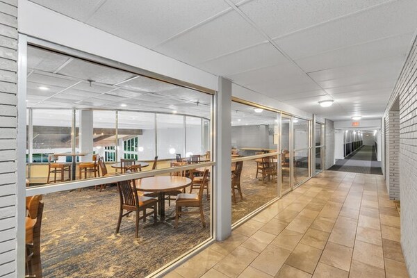 Eastlake Suites Hotel & Conference Center By OYO Urbana