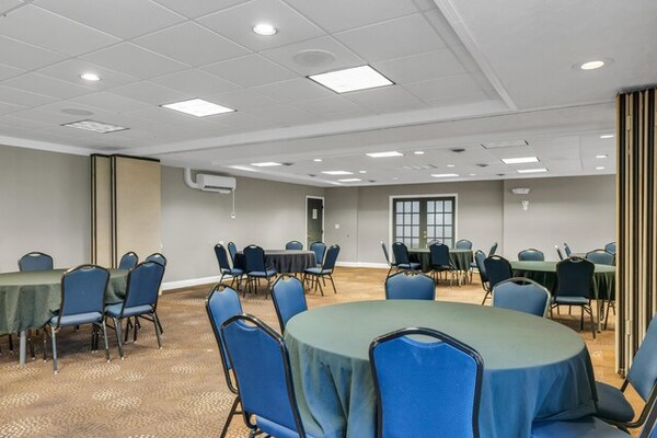 Eastlake Suites Hotel & Conference Center By OYO Urbana