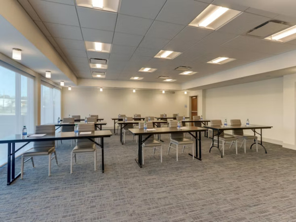 Holiday Inn Express & Suites Roanoke Civic Center