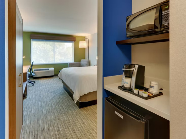 Holiday Inn Express & Suites Roanoke Civic Center