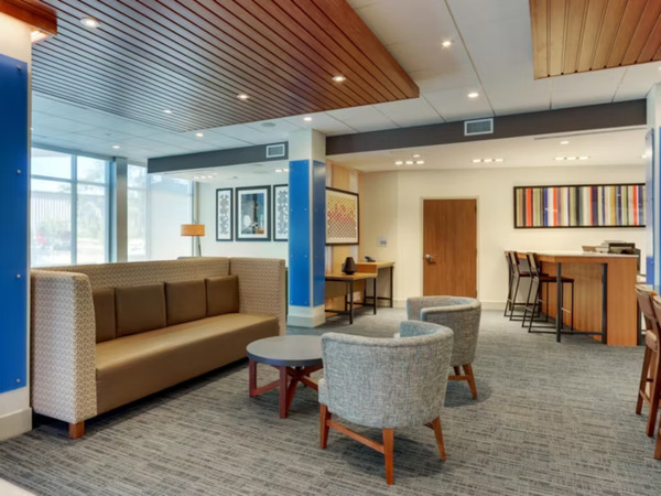 Holiday Inn Express & Suites Roanoke Civic Center
