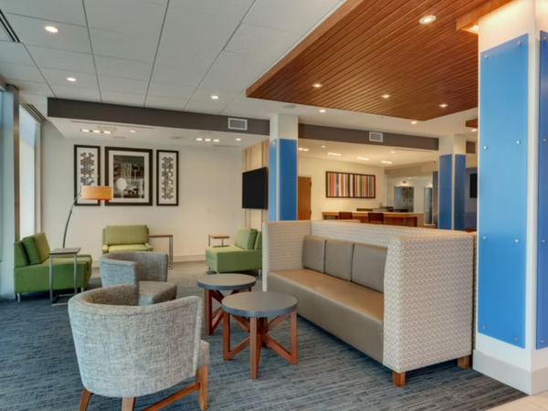 Holiday Inn Express & Suites Roanoke Civic Center