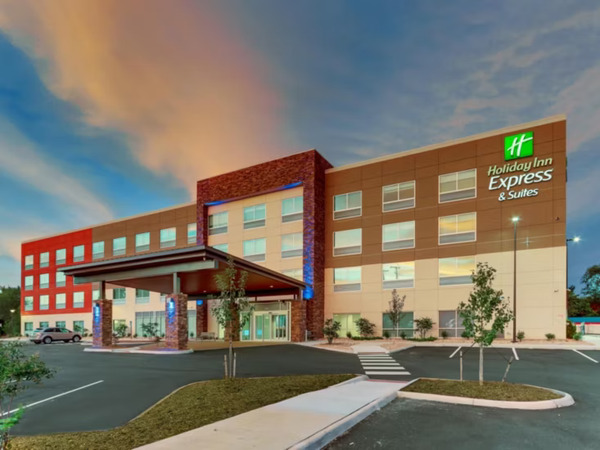 Holiday Inn Express & Suites Roanoke Civic Center