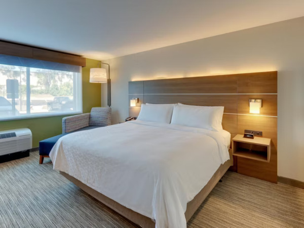 Holiday Inn Express & Suites Roanoke Civic Center