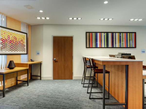 Holiday Inn Express & Suites Roanoke Civic Center