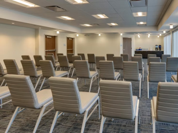 Holiday Inn Express & Suites Roanoke Civic Center