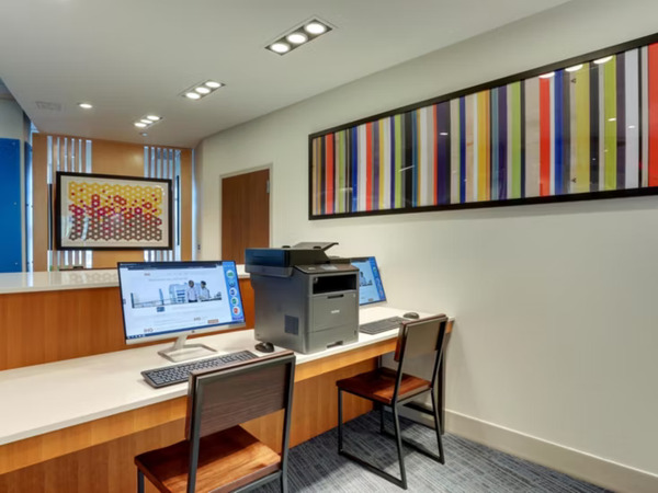 Holiday Inn Express & Suites Roanoke Civic Center