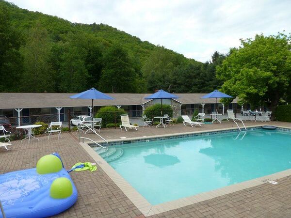 Meadowlark Motel With Restaurant & Bar