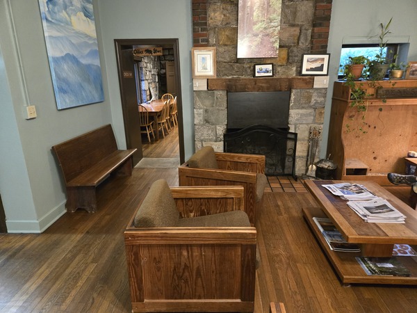 Bears Den Lodge and Hostel