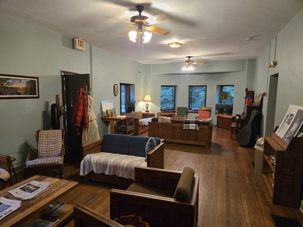 Bears Den Lodge and Hostel