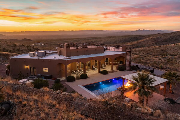 HomeTeam Luxury Rentals - 60-Acre Stargazer Estate | Pool, Saunas & Games