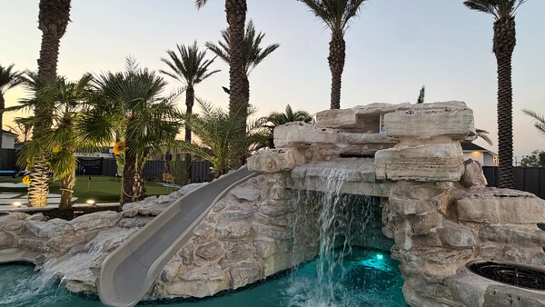 SA’s Luxury Pool Oasis Nightlife
