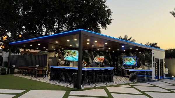 SA’s Luxury Pool Oasis Nightlife