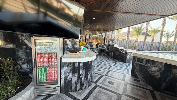 SA’s Luxury Pool Oasis Nightlife
