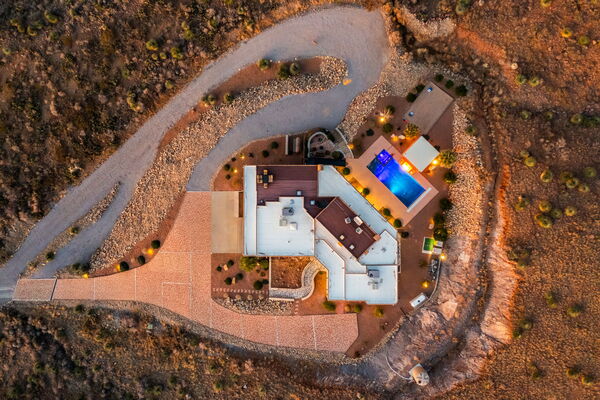 HomeTeam Luxury Rentals - 60-Acre Stargazer Estate | Pool, Saunas & Games