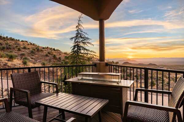 HomeTeam Luxury Rentals - 60-Acre Stargazer Estate | Pool, Saunas & Games