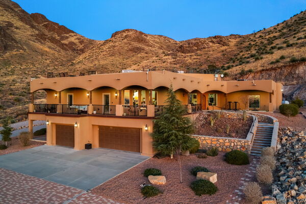 HomeTeam Luxury Rentals - 60-Acre Stargazer Estate | Pool, Saunas & Games