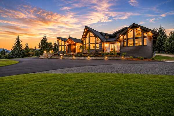 Home Team Luxury Rentals - Hilltop Retreat | Indoor Pickleball | Event Arena
