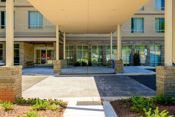 Courtyard Raleigh Cary / Crossroads