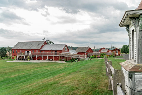 Lakota's Farm Wedding's and Events