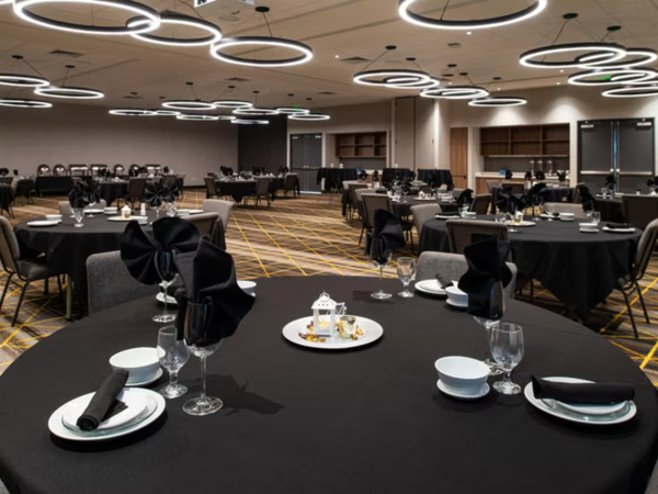 Holiday Inn & Suites