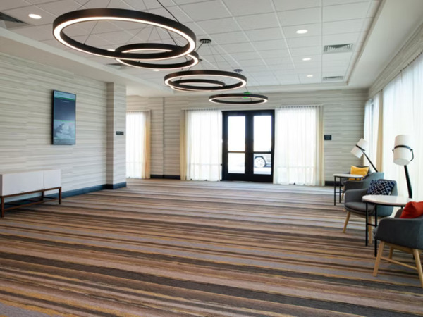 Holiday Inn & Suites