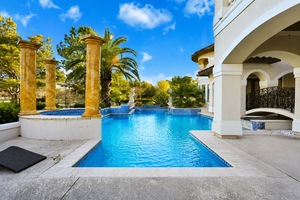 Private Pool & Backyard