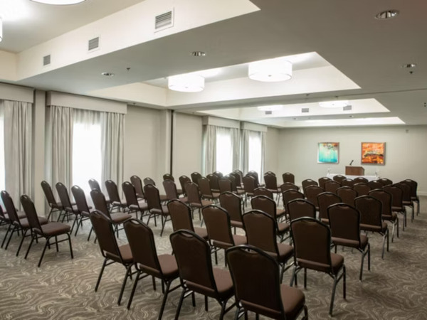 Holiday Inn Hotel & Suites Raleigh-Cary (I-40 @Walnut St)